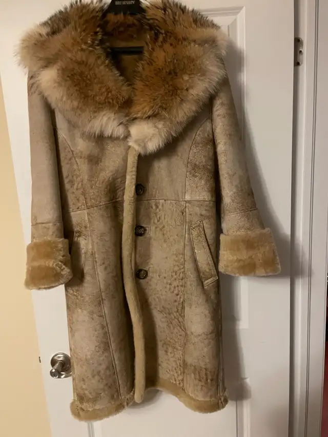 shearling coat jacket in Women's - Tops & Outerwear in Oakville / Halton Region - Image 2