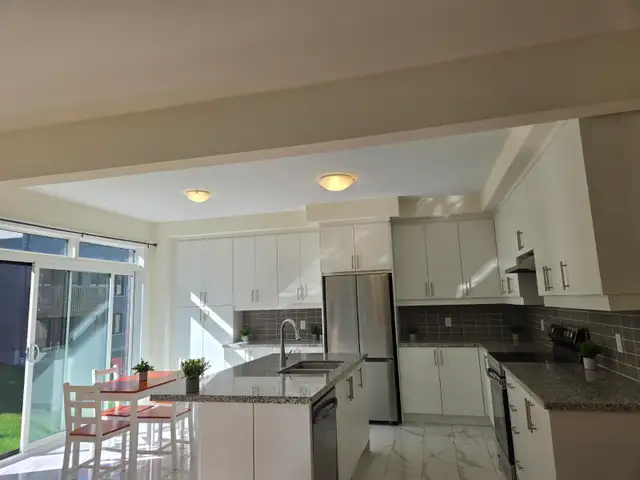 1 bedroom 1 washroom in 4 bedroom new home midhurst springwater in Room Rentals & Roommates in Barrie - Image 2