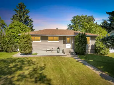 7 Bedroom Bungalow on MASSIVE lot w/ Garage