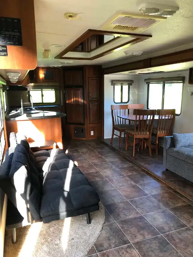2013 Coachmen Freedom Express - Maple leaf edition in Travel Trailers & Campers in Grand Bend - Image 9