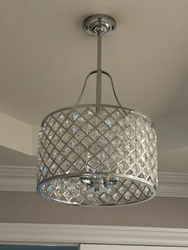 Chandelier in Indoor Lighting & Fans in City of Montréal - Image 3