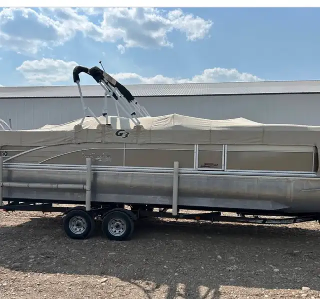 2013 suncatcher elite 326ss tritoon pontoon in Powerboats & Motorboats in Saskatoon - Image 2