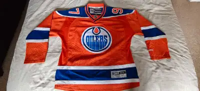 Size medium, McDavid Jersey. If the post is up then it's still available