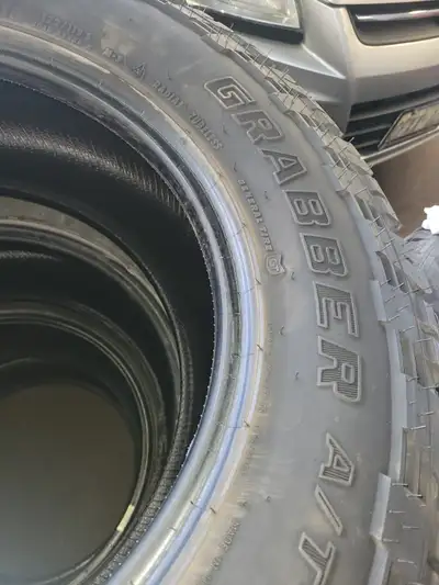General Grabber ATX LT 285/60R18 122/119s Load E 12/32 tread. Gently Used