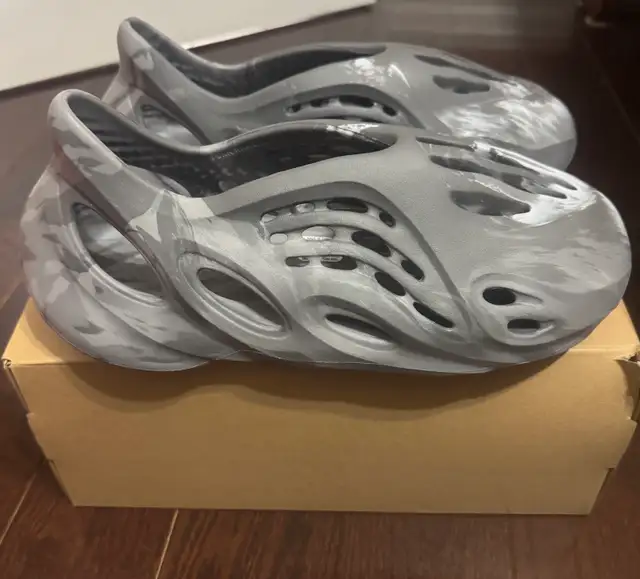  Yeezy Foam Runner Size -11 (never worn in Men's Shoes in City of Toronto - Image 4