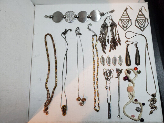 Lot de bijoux usagé / lot of jewelry used dans Bijoux et montres  à Ouest de l’Île - Image 3