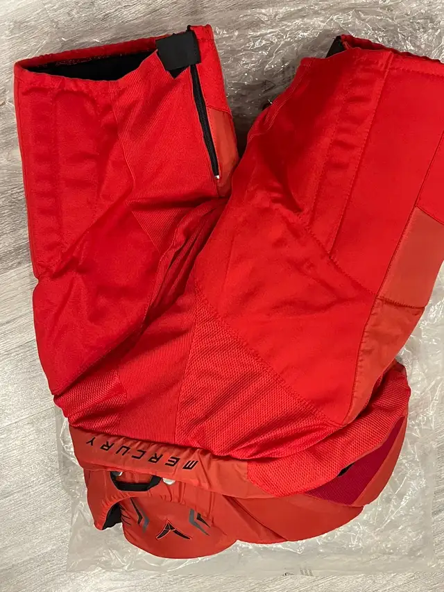 VERBERO Sr. Red Hockey Pants Large in Hockey in Mississauga / Peel Region - Image 3