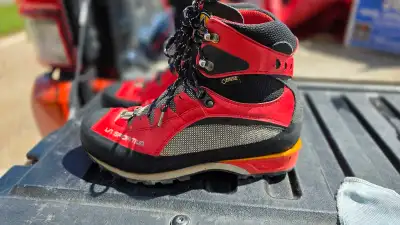 mountaineering boots la sportiva, View more