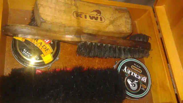 COMPLETE SHOE SHINE BOX WITH BRUSHES/POLISH ETC in Men's Shoes in Trenton - Image 3