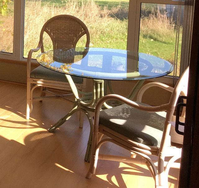 Rattan tabel and chair set in Dining Tables & Sets in Napanee