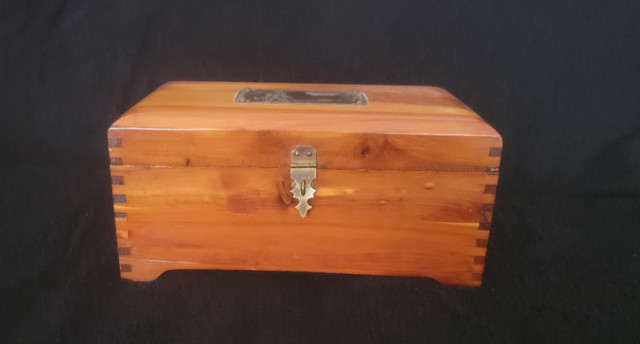 Boite antique bois biscuit 'Treasure Chest' Cookie box wood dans Art et objets de collection  à Ouest de l’Île