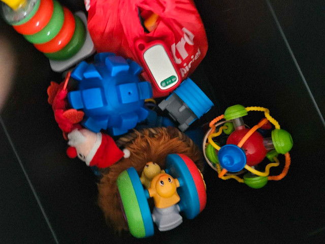 Box of kids baby toys dans Jouets  à Ouest de l’Île - Image 4