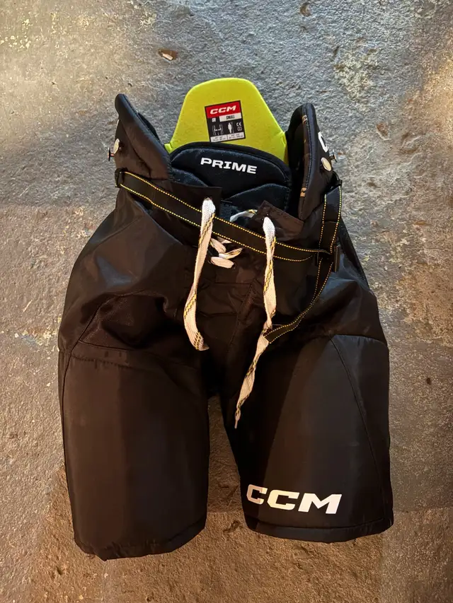 CCM TACKS SR SMALL hockey pants  in Hockey in Cornwall - Image 2