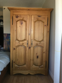 Très belle armoire en pin sculptée