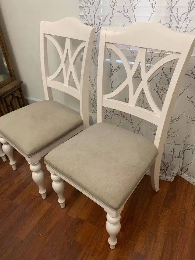 Dining room table with chairs in Dining Tables & Sets in Sarnia - Image 3