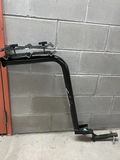 Porte vélo pour 3 bicyclettes. En excellent état.