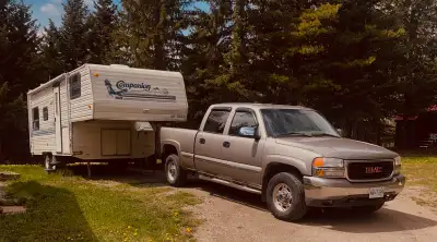 1994 23 ft Kit Companion 5th wheel Travel Trailer. GVW 3000 (kg) Color is Brown in Normal Condition...