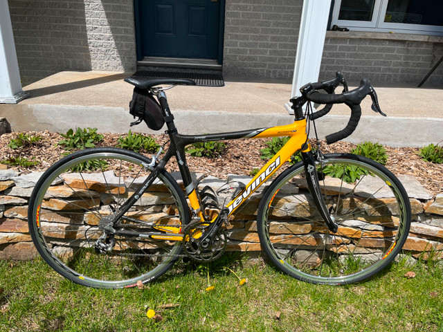 Velo Devinci tout carbone dans De route  à Trois-Rivières