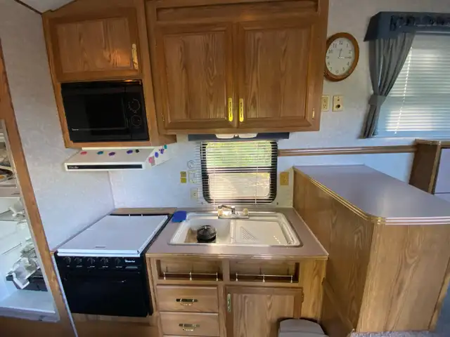 5TH WHEEL TRAILER FOR SALE OR RENT , DAILY / WEEKLY OR MONTHLY in Travel Trailers & Campers in Campbell River - Image 9
