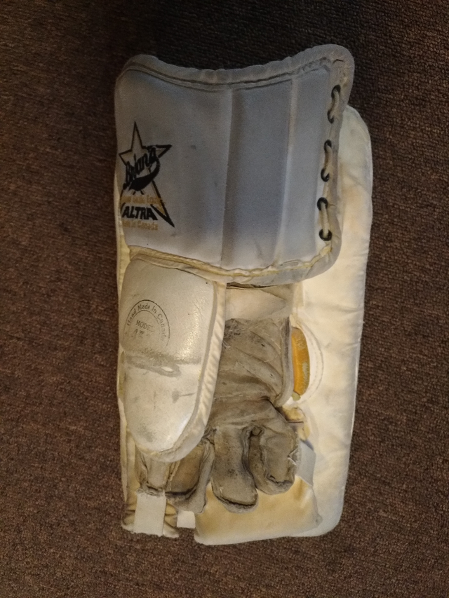 Adult Ice Hockey Goalie equipment for sale in Hockey in Mississauga / Peel Region - Image 5