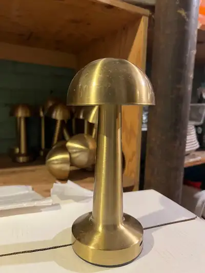 There are 10 lamps