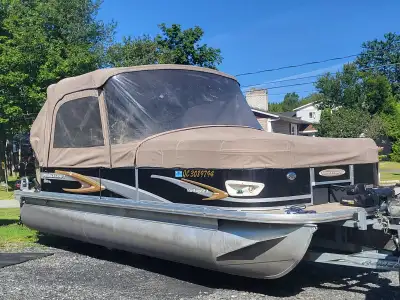 Ponton de pêche et de promenade, 12 personnes, toit demi campeur, moteur 4 temps 90hp, moins de 400h...