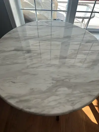 42” round table. Excellent condition. 42” round 30” high Asking $50.