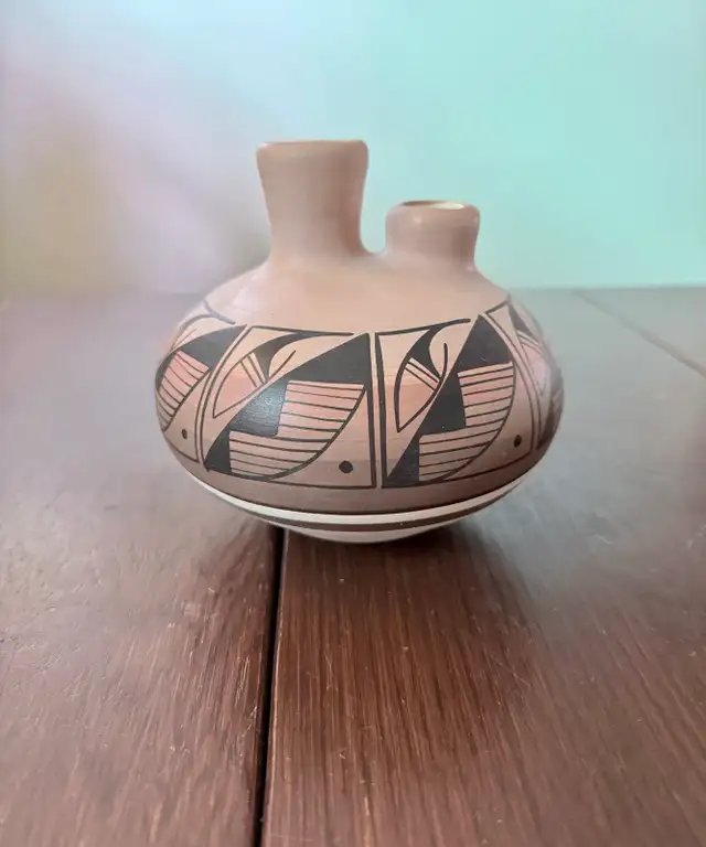 Navajo Pottery Vase Art Vintage Decor Hand Painted Ceramic in Arts & Collectibles in Calgary - Image 5