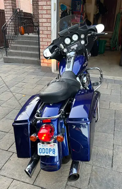 Harley Davidson Street glide 71000km,very good shape call at 416 5661747 or sen message.