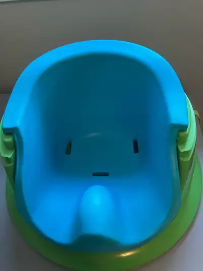 Banc d’appoint bleu et vert de marque Summer Infant pour les repas à table ou autre. Il n’a pas de c...