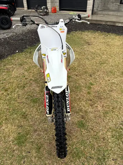 2004 Honda CRF250r Dirt Bike Dominate the dirt with this meticulously maintained 2004 Honda CRF250r....