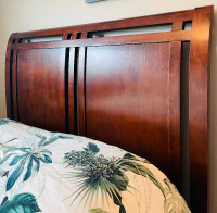 Beautiful Queen size bed frame - like new!