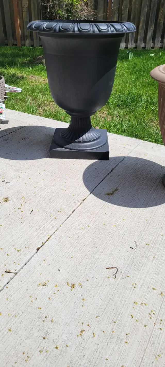 Planters METAL, CERAMIC, PLASTIC, MANY KINDS OF DECORATION VASES in Plants, Fertilizer & Soil in Mississauga / Peel Region - Image 3