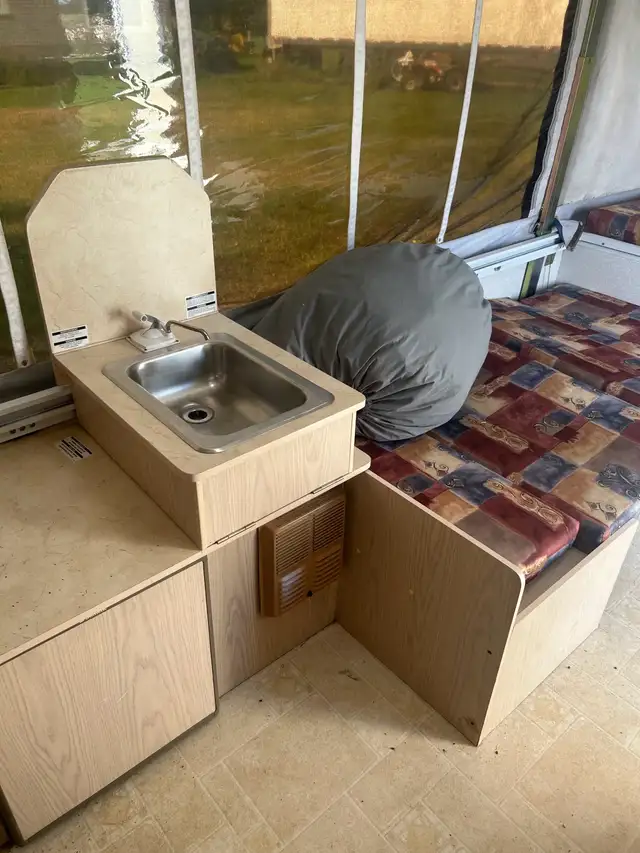 tent trailer  in Travel Trailers & Campers in Pembroke - Image 5