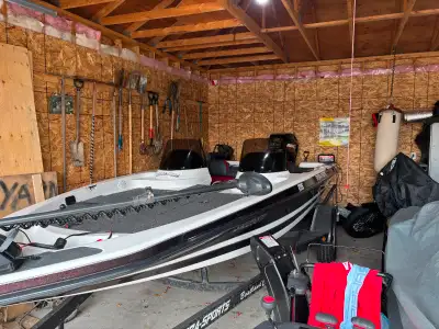 1998 Hydra sports Bass Boat 175 Excellent condition boat, turn key ready to be enjoyed. Seats recent...