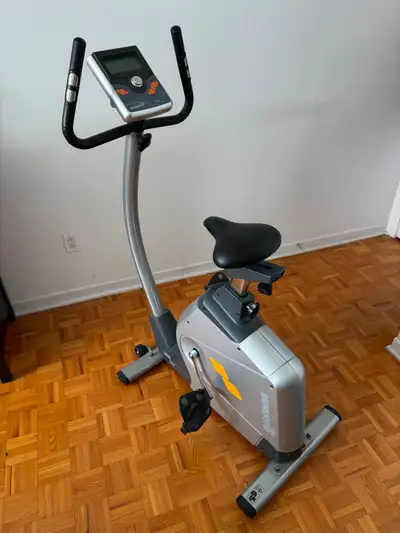 Optimisez votre forme physique dans le confort de votre foyer avec ce vélo d'appartement BREMSHEY Ca...
