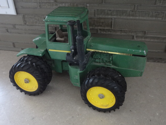 Vintage John Deere 1/16 Scale 4 Wheel Drive Diecast Tractor in Arts & Collectibles in Saskatoon - Image 3