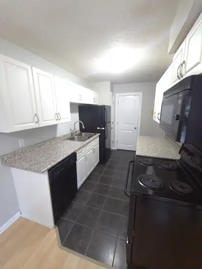 Renovated 3 bedroom townhouse, 4 minutes walk to the University of Regina. facing south and green sp...