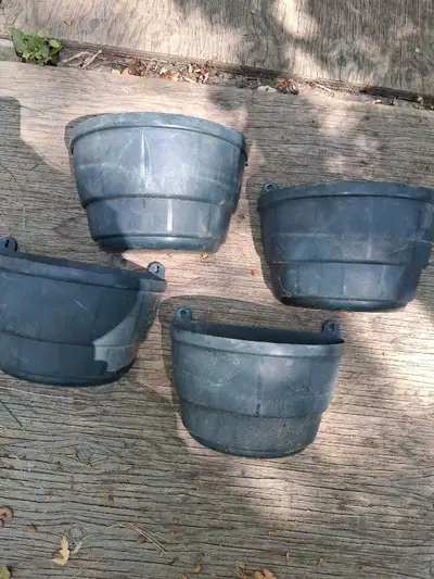 4 pots a fleurs a visser au mur 10 $ pour les 4