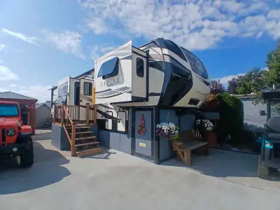 This beautiful 2020 42' 5th wheel is absolutely stunning. She has 5 slideouts, fireplace, washer and...