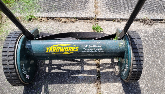 Yardworks 5 Blades Manual Walk  Behind Reel Mower in Lawnmowers & Leaf Blowers in St. Catharines - Image 3