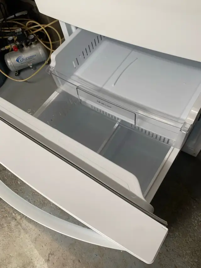 Classic White Fridge, bottom Freezer in Refrigerators in Oakville / Halton Region - Image 5