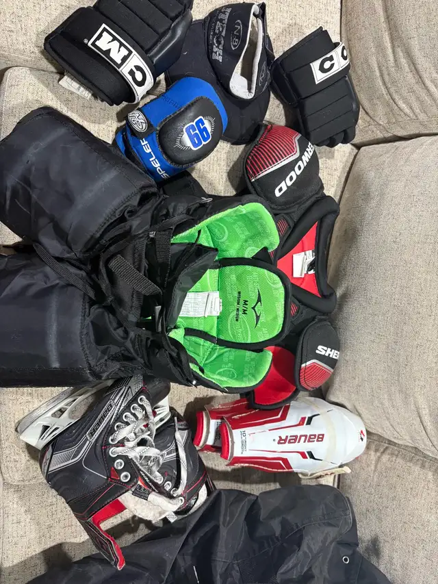 Kids hockey set ages 4-6 approx sold as a lot  in Golf in Guelph - Image 4