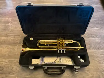This Yamaha Trumpet is perfect for students or intermediate players. It's seldom used and has been w...
