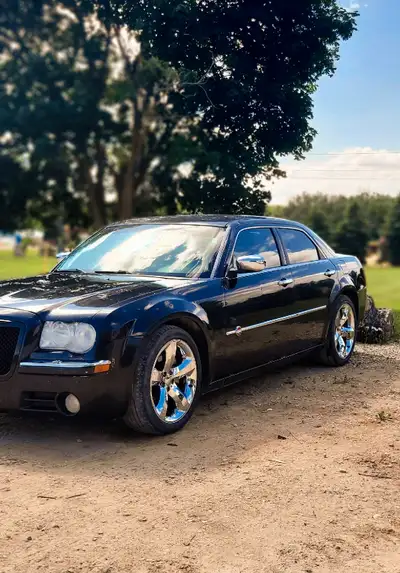 2006 Chrysler 300 5.7 Hemi Nice car! Clean for its age. Comes with the rims on the pictures and can...