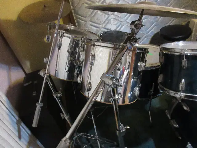 Concert TOM tambour 15" et 16" Ludwig stand in Drums & Percussion in Laval / North Shore - Image 4