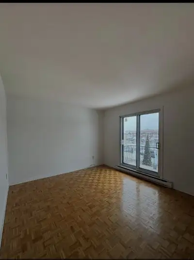 Fraîchement peinturé, plancher cuisine et entrée refait *Salle de bain rénové *4 1/2 *Espace laveuse...