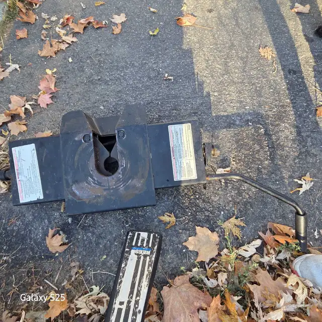 Hitch for 5th Wheel in Travel Trailers & Campers in Fredericton - Image 4