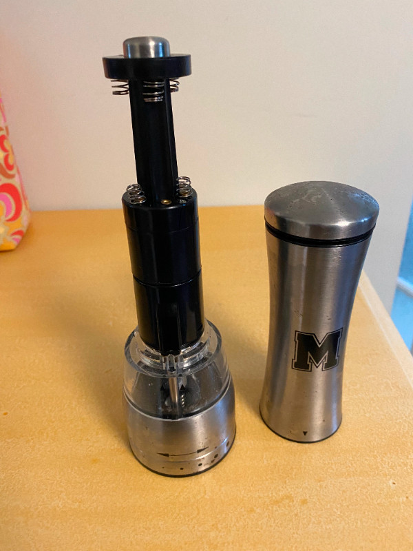 Battery-powered pepper grinder in Kitchen & Dining Wares in Oakville / Halton Region - Image 3