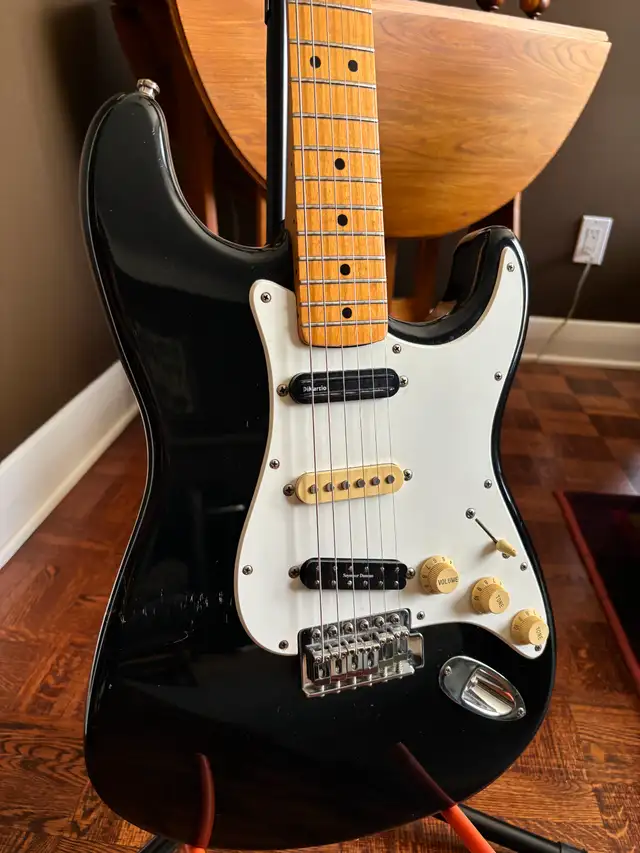 1994 Fender Stratocaster MIM with Hard Case in Guitars in Ottawa - Image 4